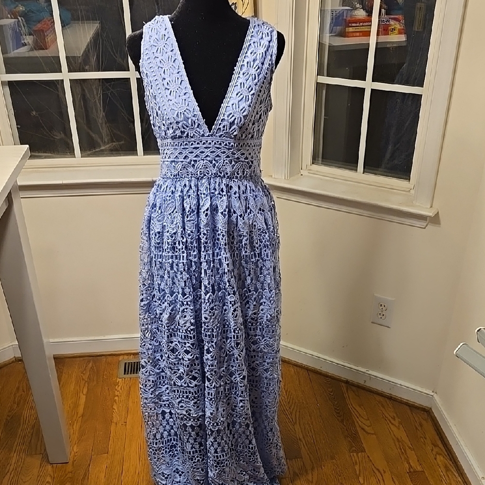 THE CLOTHING COMPANY BLUE FLORAL LACE LINED MAXI DRESS SIZE SMALL